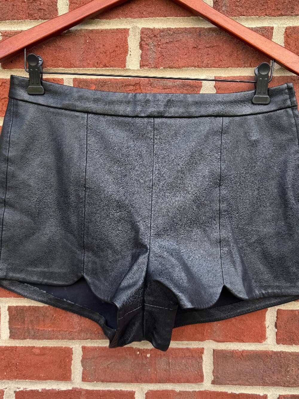Faux Leather Pleather Shorts Black Scalloped Edgy H&M Divided Womens Size 10